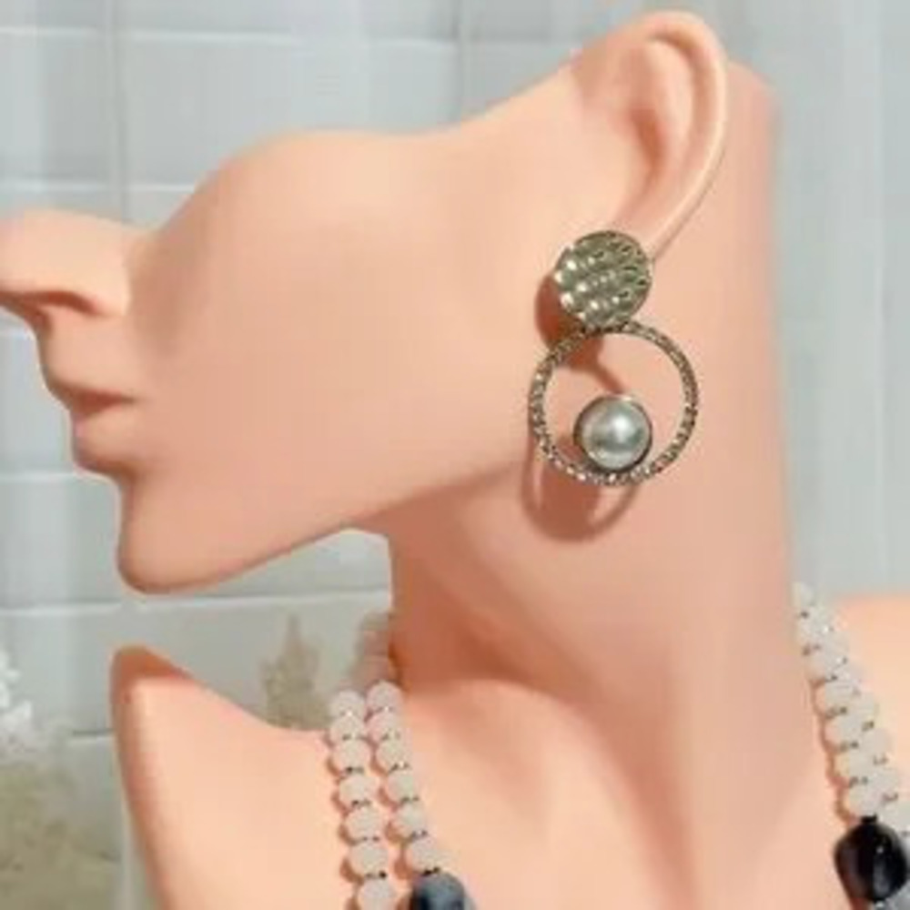 ??Elegant Silver and Pearl Earrings